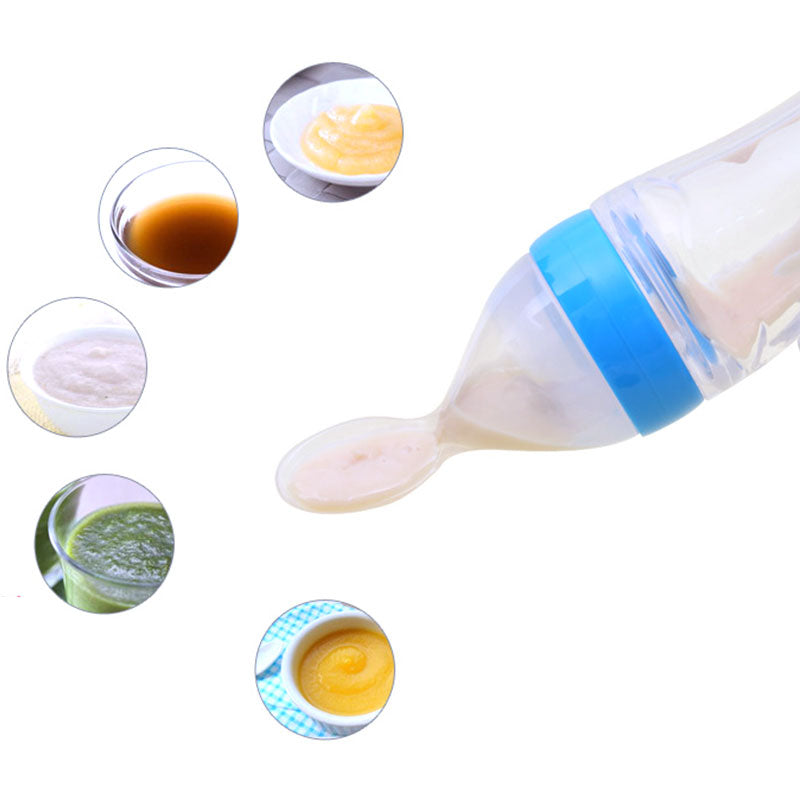 Bébé qui mange une purée avec la cuillère-gourde
