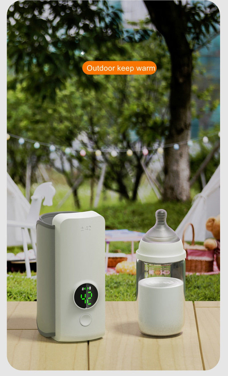 Chauffe-biberon nomade Cocooni Sunny avec écran digital à côté d'un biberon