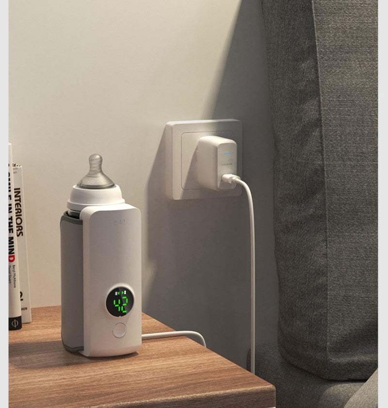 Chauffe-biberon sans fil Cocooni Sunny en charge sur une prise USB