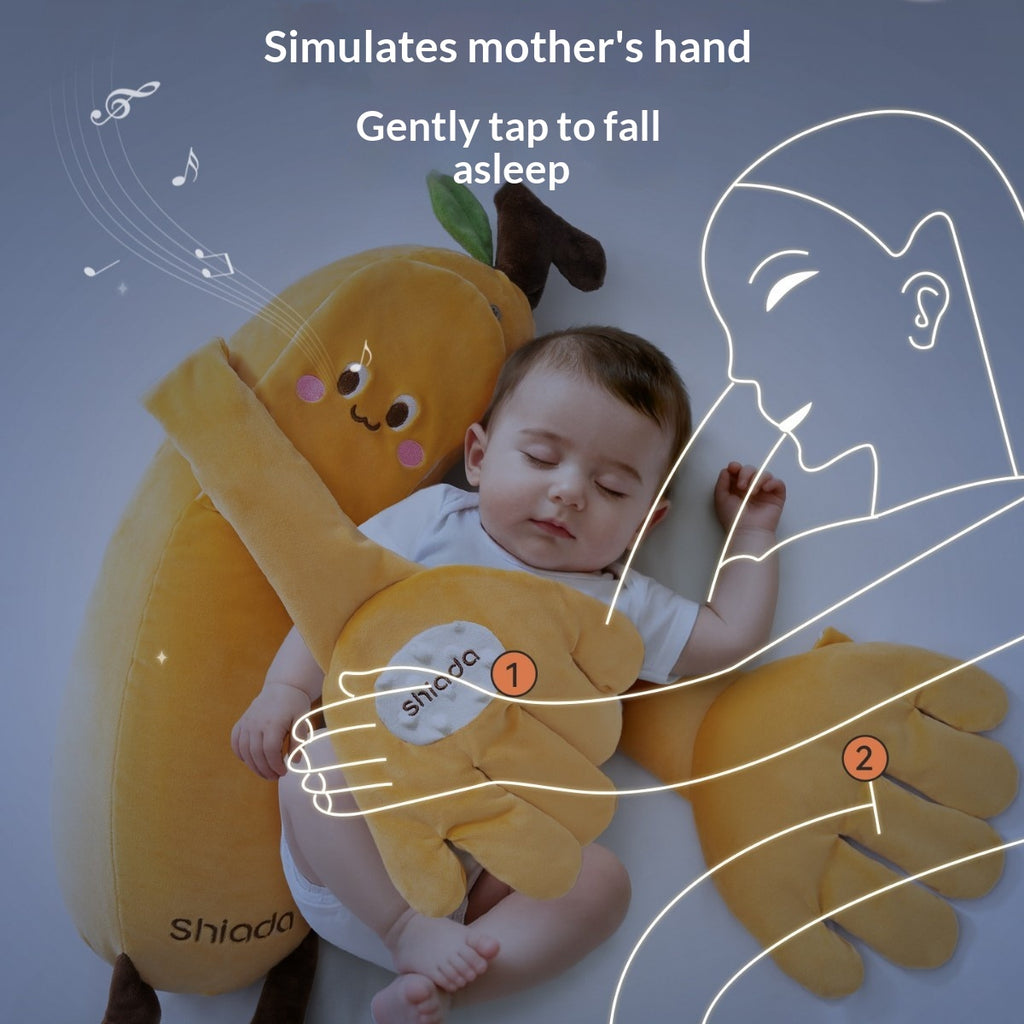 Les mains de la peluche tapotent doucement