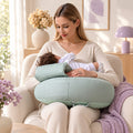 Maman qui allaite son bébé sur le coussin d'allaitement Cocooni Hug vert menthe