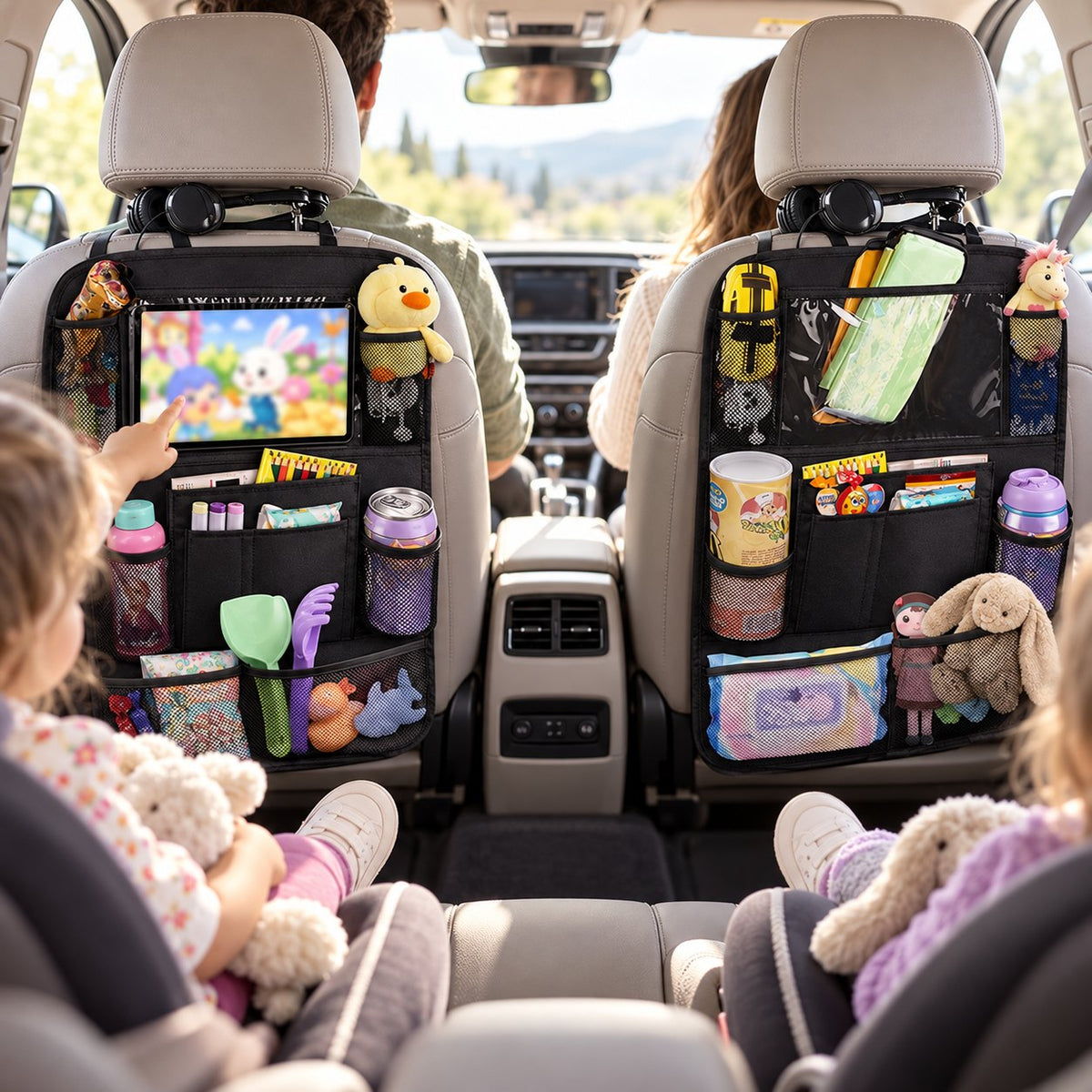 Organisateurs de siège auto Cocooni Pocket avec tablette, gourde et doudou vus depuis la banquette arrière