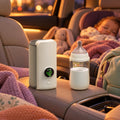 Chauffe-biberon nomade Cocooni Sunny dans la voiture le soir, bébé endormi dans son siège auto